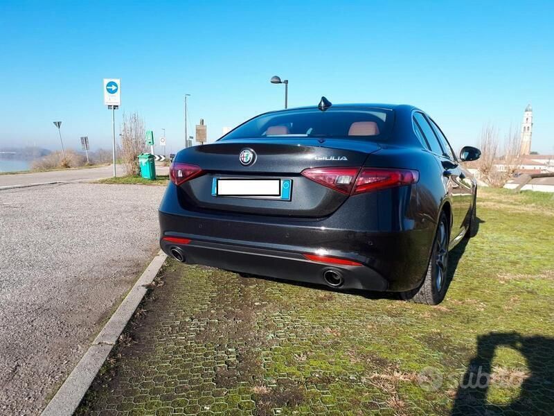 Usata Alfa Romeo Giulia 180 CV (132 kW) 2016 Nero Berlina