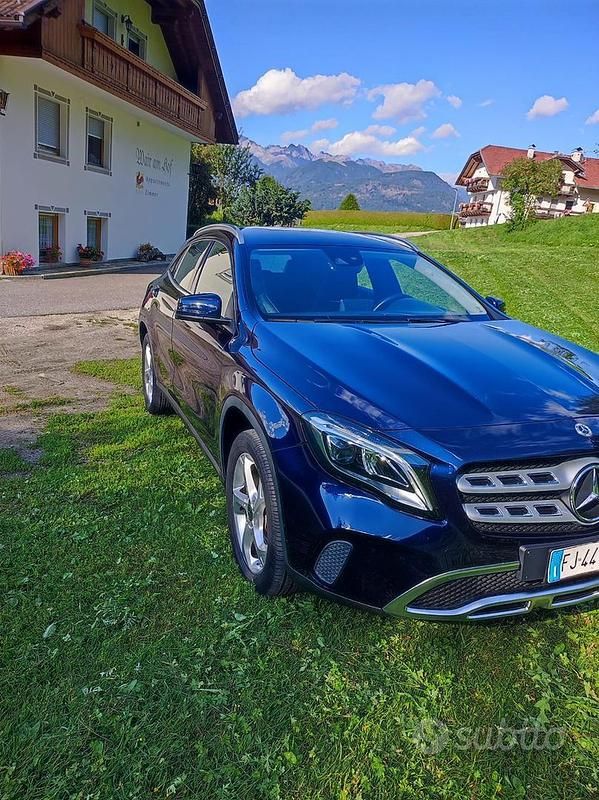 Blu Usata 2017 Mercedes GLA180 SUV | 17.500 € (Buon prezzo) - Immagine 1/4