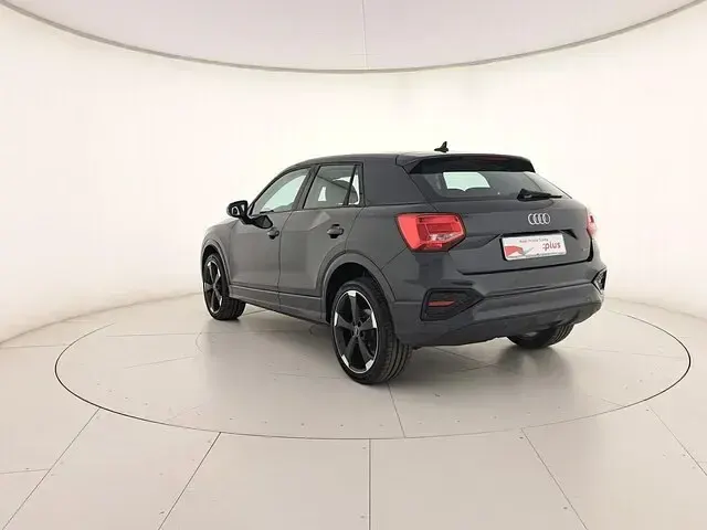 Usata Audi Q2 Advanced 150 CV (110 kW) 2024 Grigio manhattan metallizzato SUV