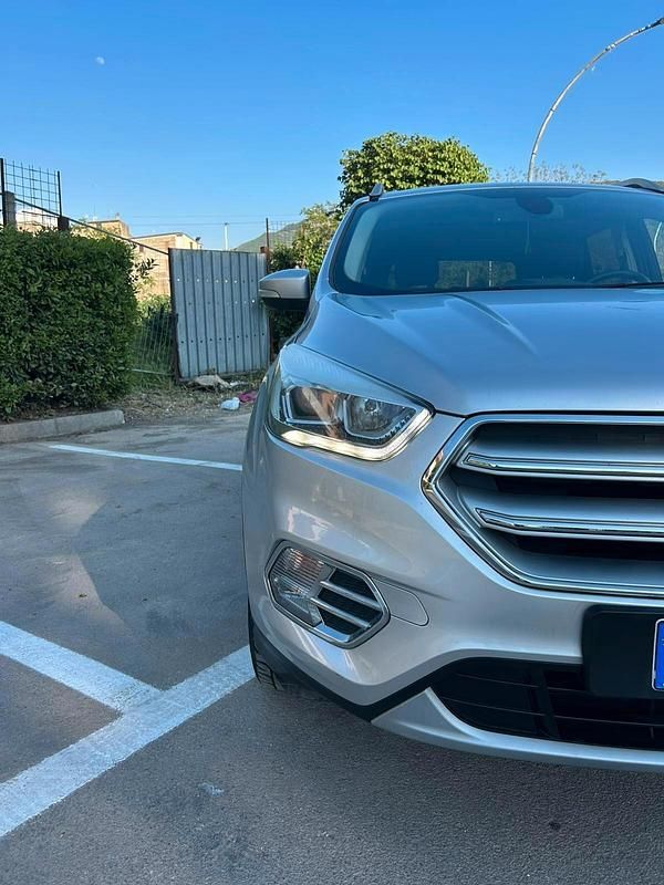 Usata Ford Kuga Titanium 149 CV (109 kW) 2017 Argento SUV
