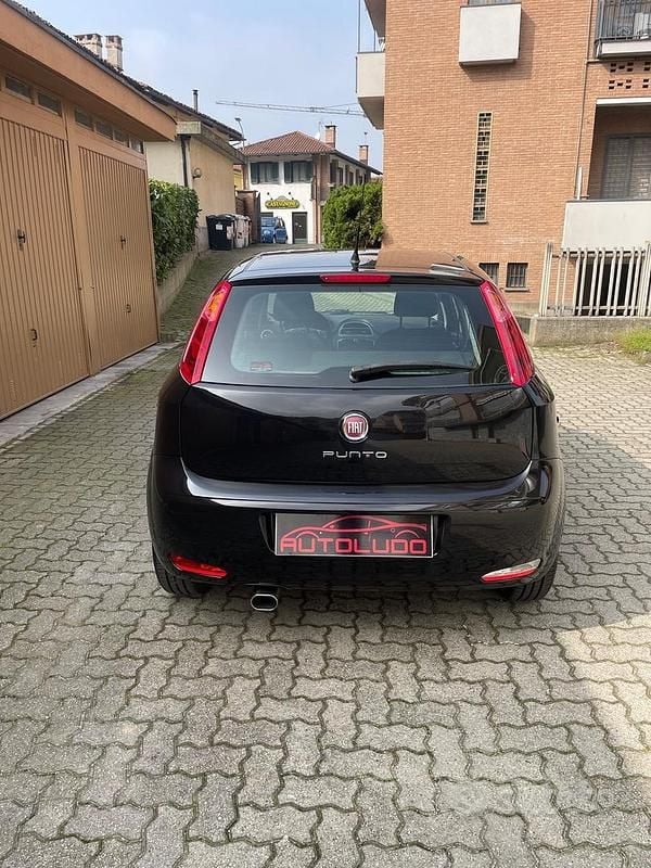 Usata Fiat Punto Lounge 69 CV (50 kW) 2017 Nero Utilitaria