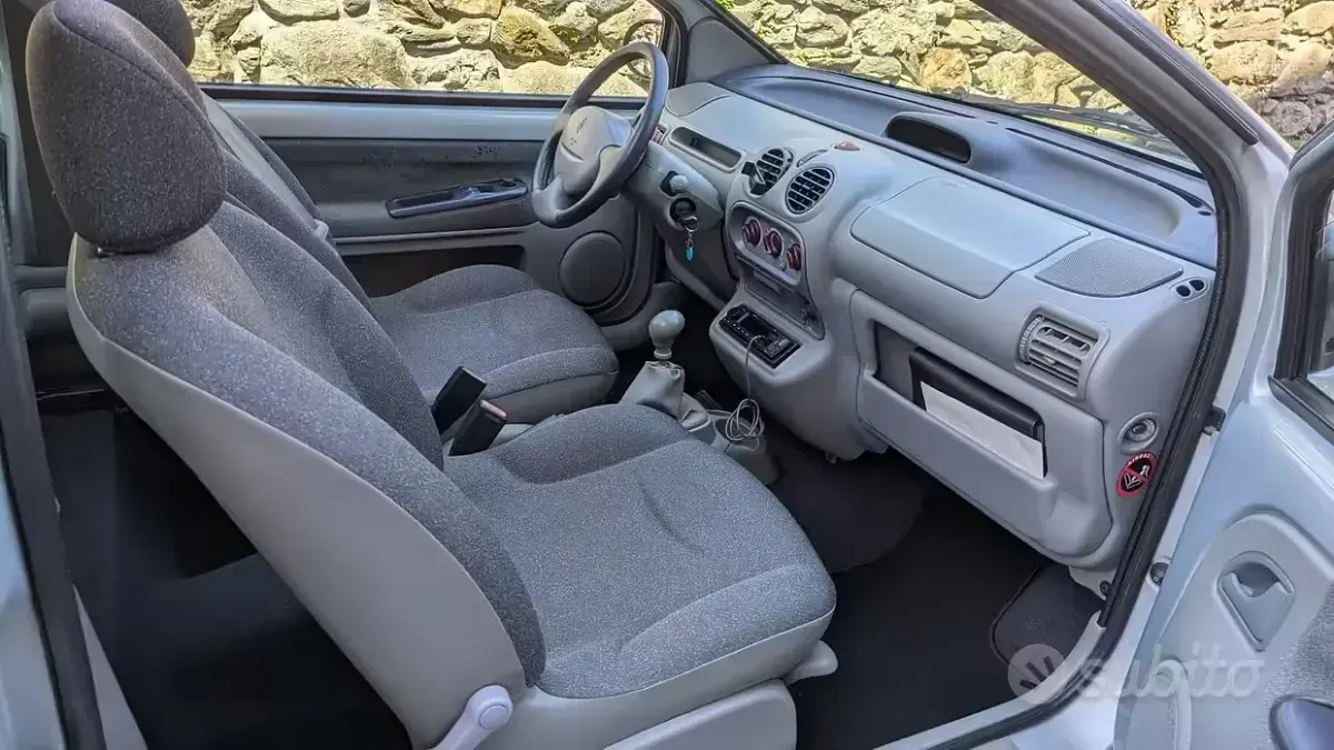 Usado Renault Twingo Authentique 58 CV (42 kW) 2001 Gris Utilitario