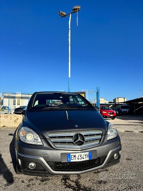 Usata Mercedes B160 95 CV (69 kW) 2012 Grigio Monovolume