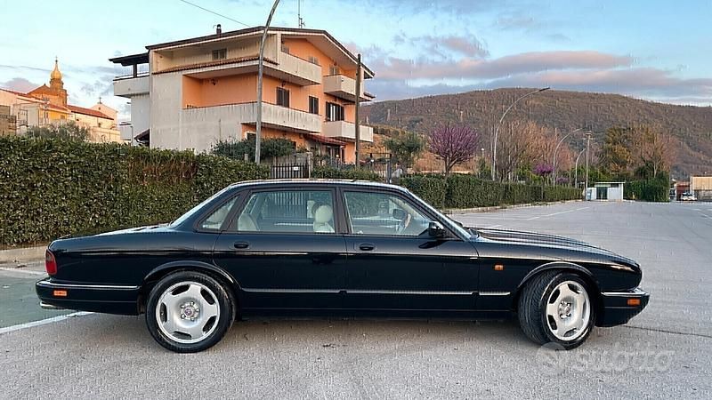 Usata Jaguar XJR 325 CV (239 kW) 1996 Marrone Berlina