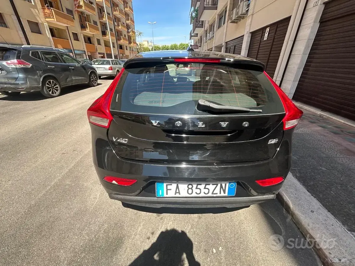 Usata Volvo V40 Momentum 115 CV (84 kW) 2015 Nero Berlina