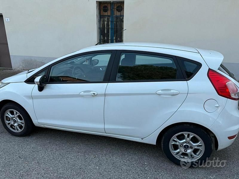 Usata Ford Fiesta 60 CV (44 kW) 2015 Bianco Utilitaria