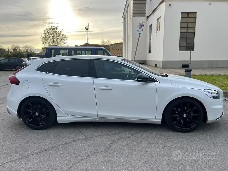 Usata Volvo V40 R-Design 120 CV (88 kW) 2017 Bianco Berlina