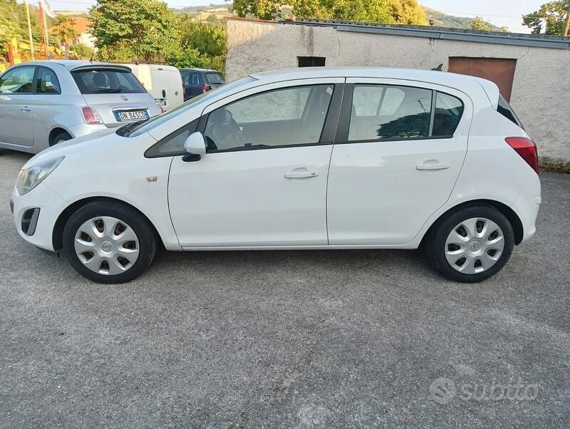 Usata Opel Corsa 75 CV (55 kW) 2012 Bianco Berlina