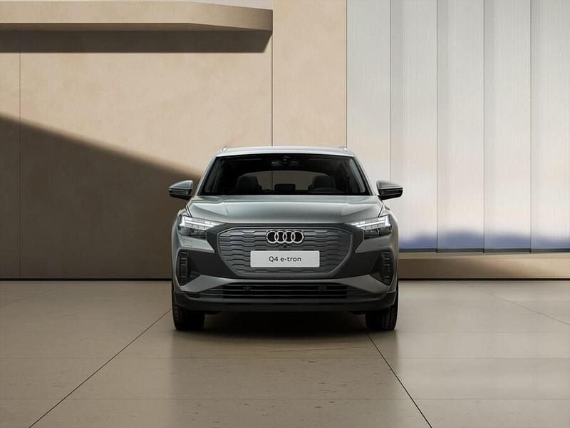 Nuova Audi Q4 e-tron Design 150 kW (204 CV) 2026 Grigio taifun metallizzato SUV
