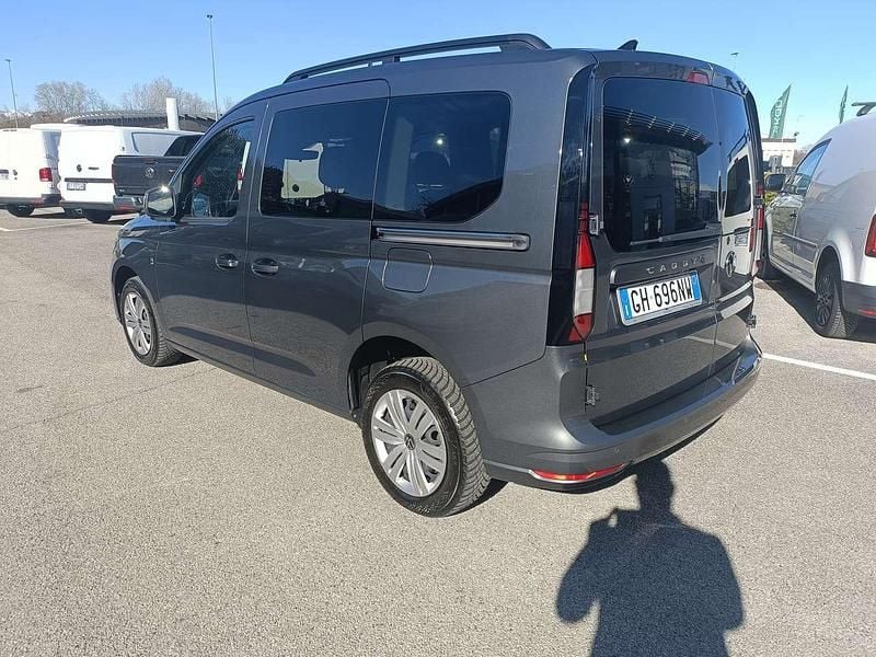 Usata VW Caddy 102 CV (75 kW) 2022 Grigio indio Monovolume