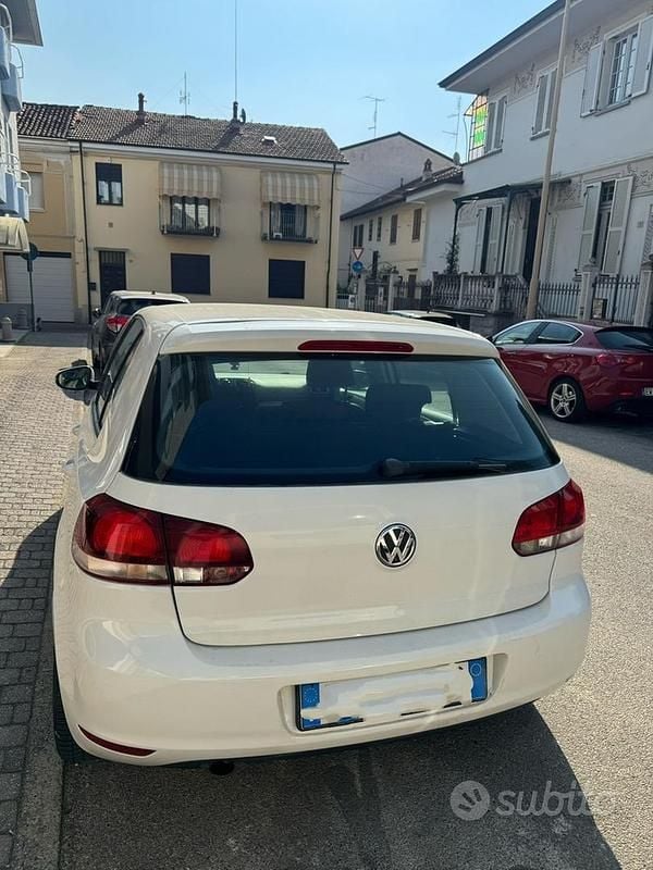 Usata VW Golf VI 105 CV (77 kW) 2012 Bianco Utilitaria