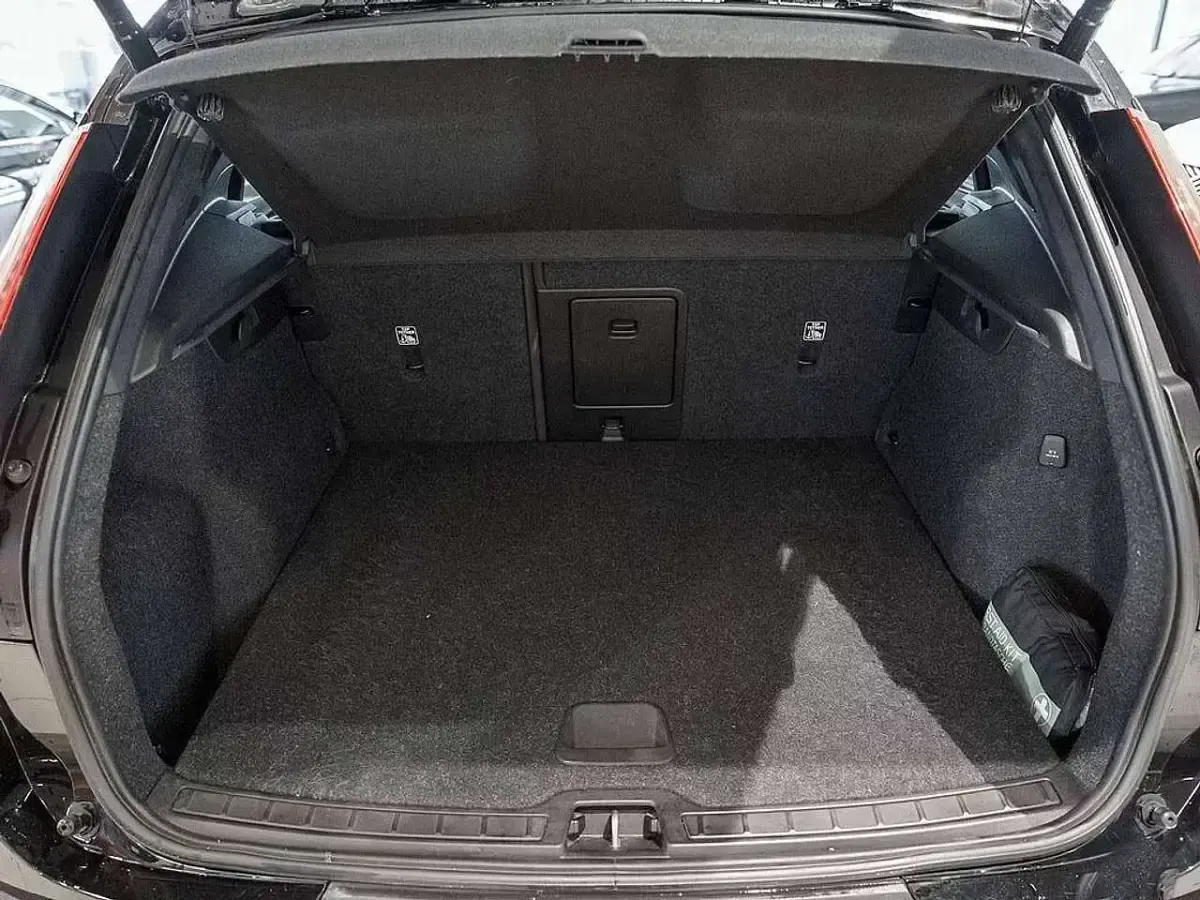 Usata Volvo XC40 Momentum 150 CV (110 kW) 2021 Nero SUV