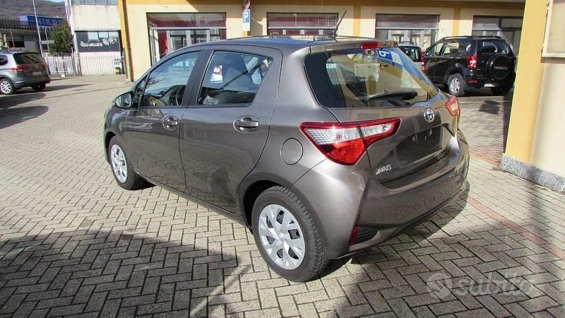 Usata Toyota Yaris Business Edition 69 CV (50 kW) 2017 Grigio Berlina