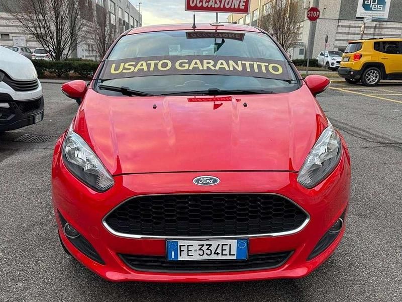 Rosso Usata 2016 Ford Fiesta Tre volumi | 6500 € (Buon prezzo) - Immagine 1/4