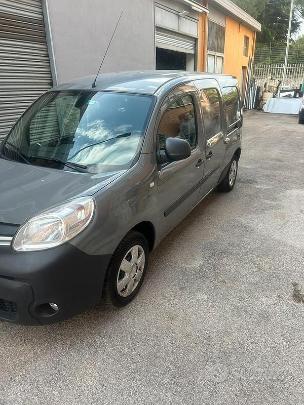 Usata Renault Kangoo 110 CV (80 kW) 2017 Grigio Monovolume