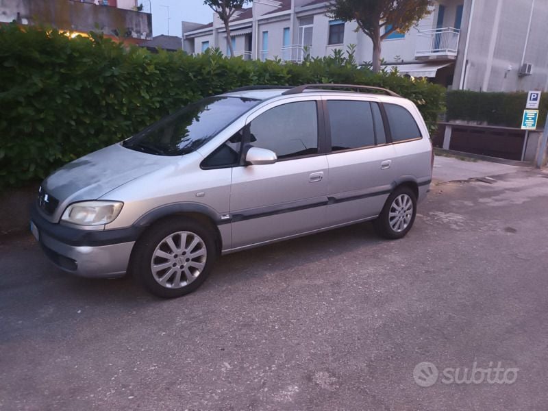Usata Opel Zafira 2003 Grigio Monovolume