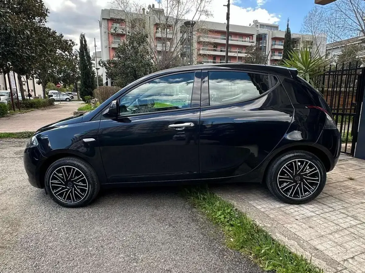 Usata Lancia Ypsilon Gold 69 CV (50 kW) 2022 Nero Utilitaria