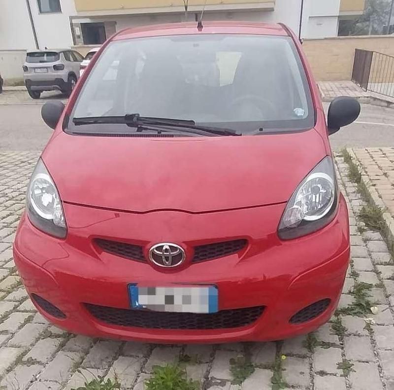 Usata 2010 Toyota Aygo Edition Due volumi | 2500 € (Ottimo prezzo) - Immagine 1/4