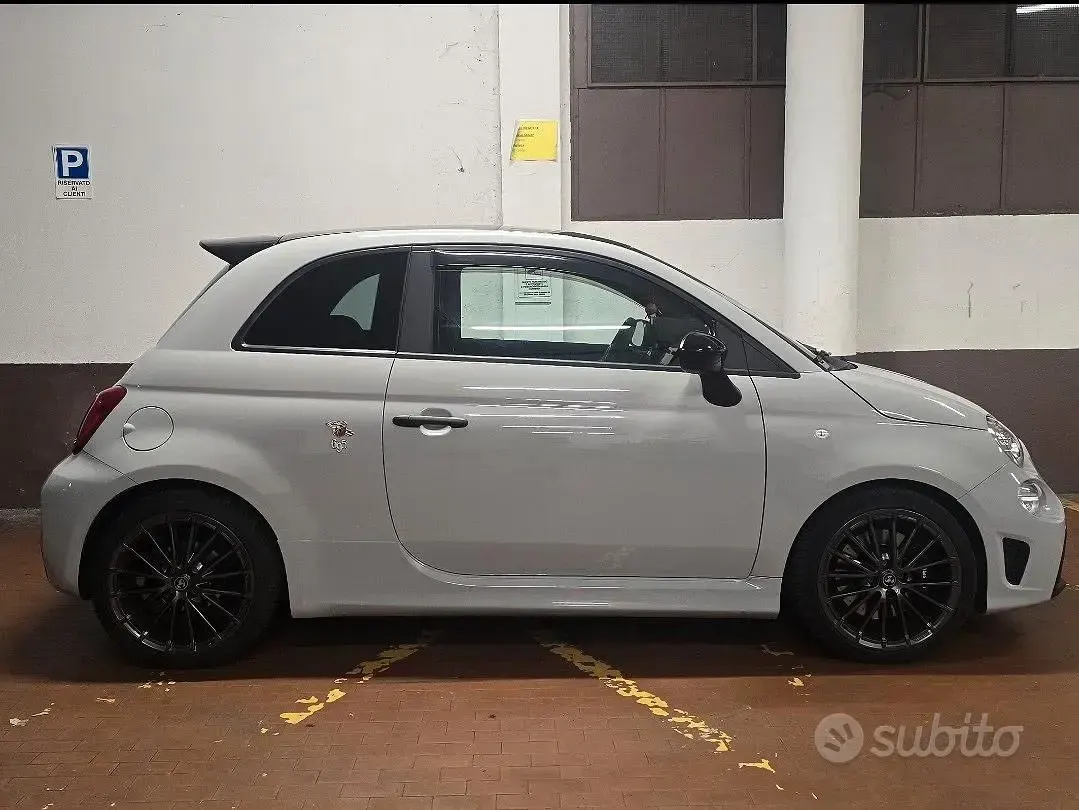 Usata Abarth 695 180 CV (132 kW) 2023 Grigio Utilitaria