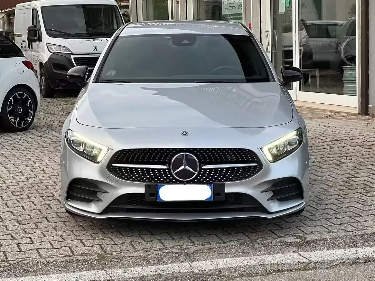 Usata Mercedes A180 Premium 116 CV (85 kW) 2019 Grigio Berlina