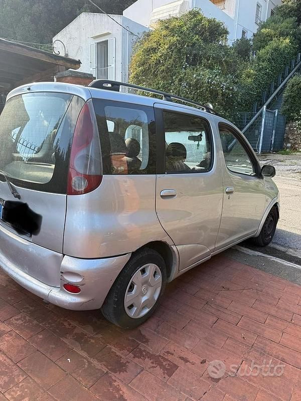 Usata Toyota Yaris 87 CV (63 kW) 2003 Grigio Station wagon