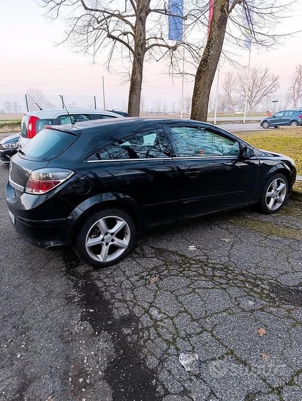 Nero Usata 2006 Opel Astra GTC Tre volumi | 2500 € (Buon prezzo) - Immagine 1/4