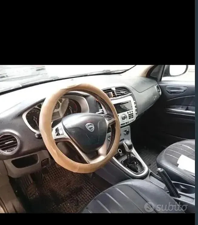 Usado Lancia Delta 120 CV (88 kW) 2009 Gris Utilitario