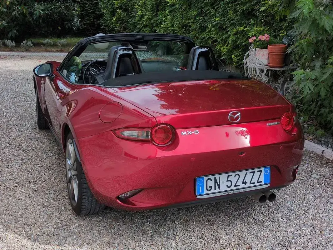 Usata Mazda MX5 Exclusive-Line 184 CV (135 kW) 2023 Rosso Cabrio