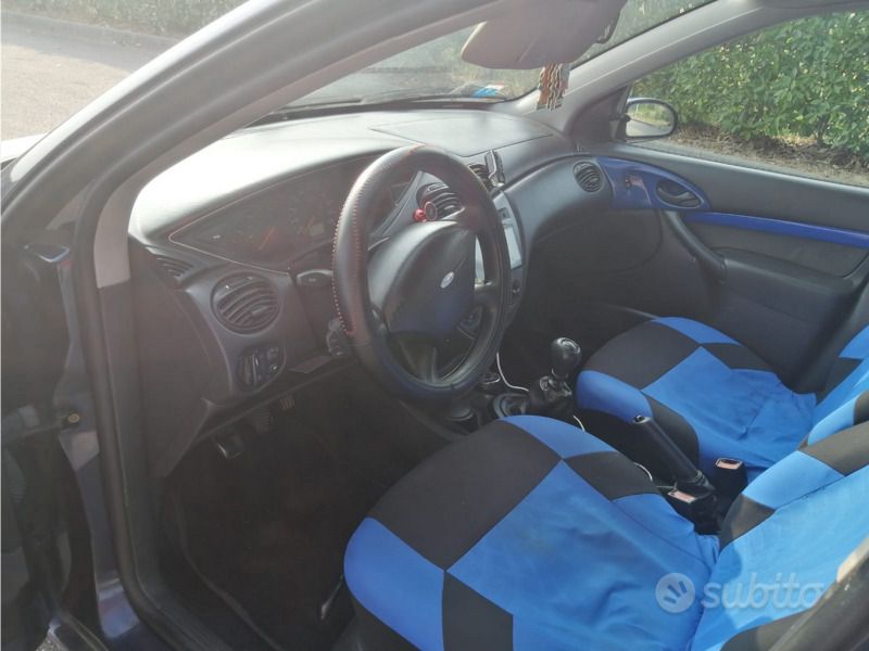 Begagnad Ford Focus 90 HK (66 kW) 2000 Blå Kombi