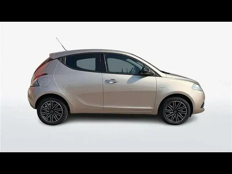 Usata Lancia Ypsilon Gold 69 CV (50 kW) 2018 Oro Utilitaria