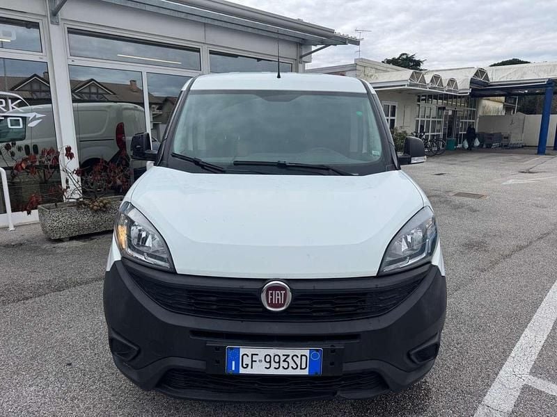 Usata Fiat Doblò Lounge 105 CV (77 kW) 2021 Bianco Monovolume