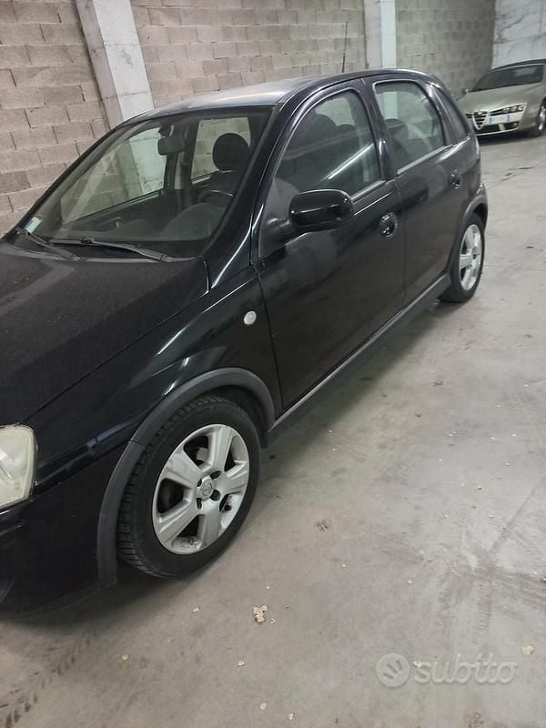 Usata Opel Corsa Club 75 CV (55 kW) 2004 Nero Utilitaria