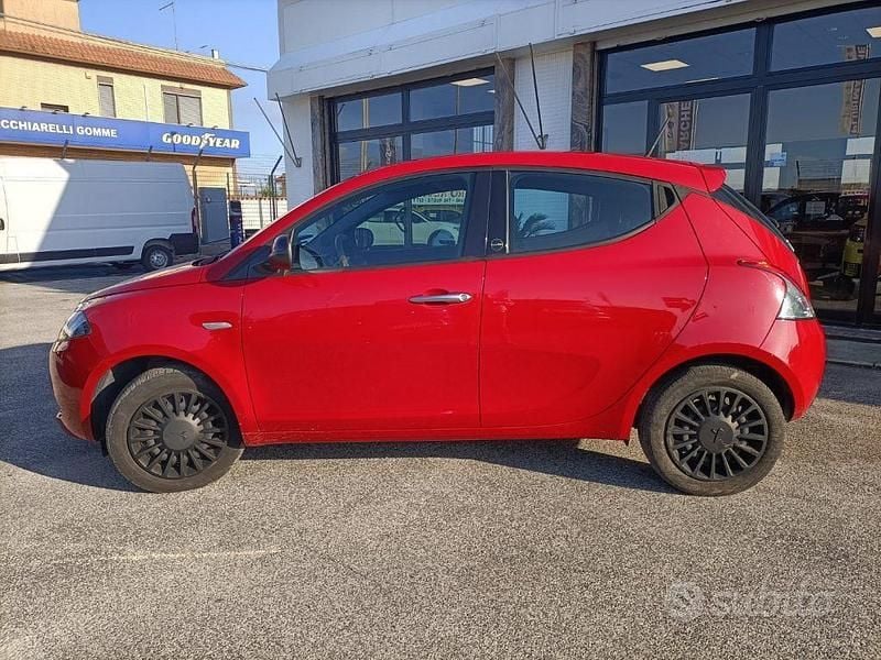 Usata Lancia Ypsilon Silver 69 CV (50 kW) 2021 Rosso Utilitaria
