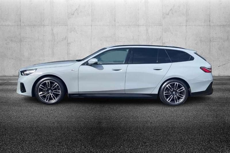 Usata BMW 520 M Sport 197 CV (144 kW) 2024 Grigio metallizzato Station wagon
