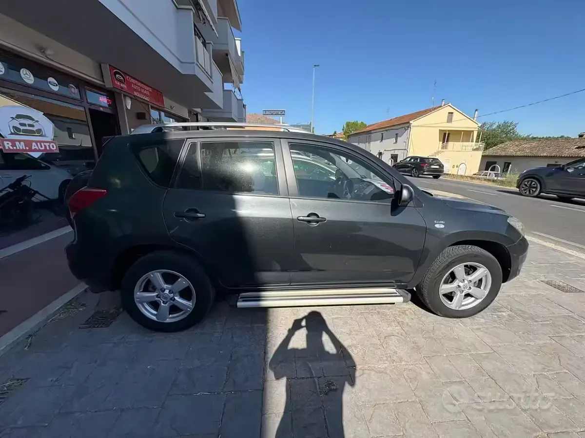 Usata Toyota RAV4 Luxury 136 CV (100 kW) 2007 Grigio SUV