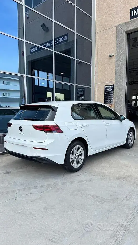 Usata VW Golf VII Life 150 CV (110 kW) 2021 Bianco Utilitaria