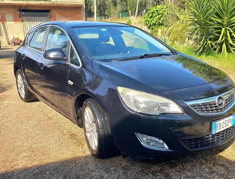 Usata Opel Astra 110 CV (80 kW) 2011 Nero Berlina