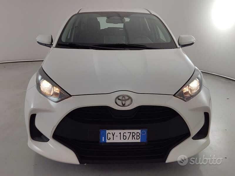 Usata Toyota Yaris Hybrid Active 92 CV (67 kW) 2025 Bianco Berlina