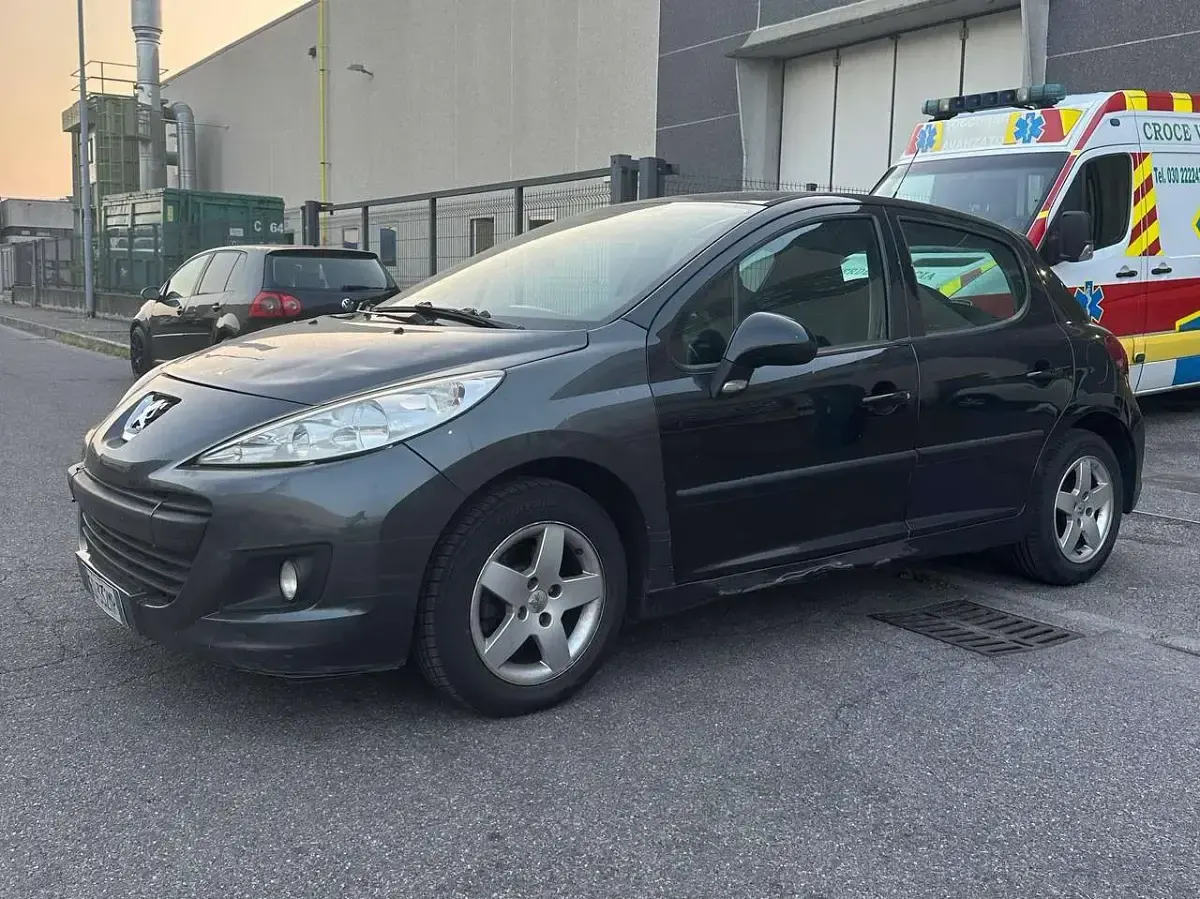 Usata Peugeot 207 Business-Line 68 CV (50 kW) 2010 Nero Berlina