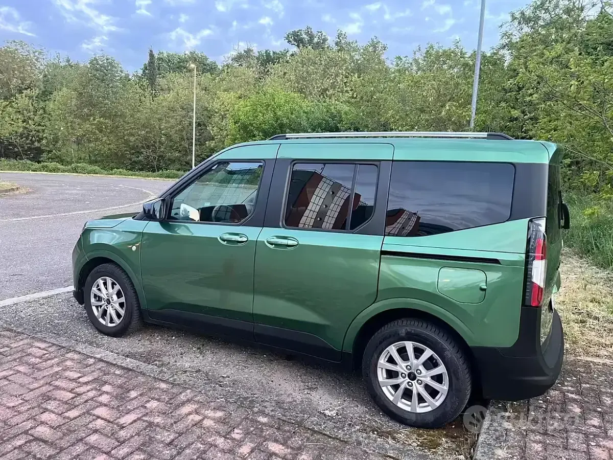 Usata Ford Tourneo Courier 125 CV (91 kW) 2024 Verde Monovolume