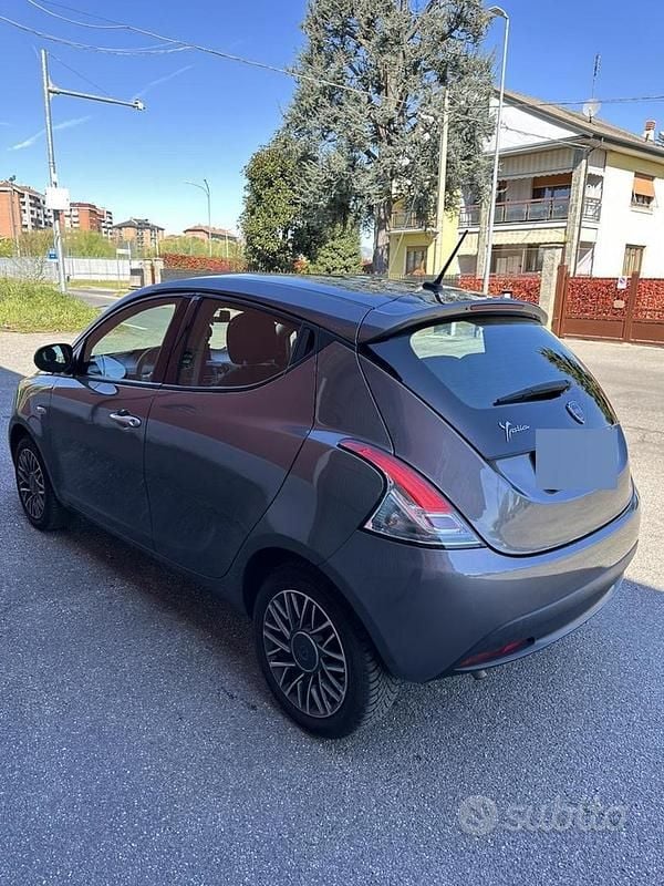 Usata Lancia Ypsilon Gold 80 CV (58 kW) 2022 Grigio Utilitaria