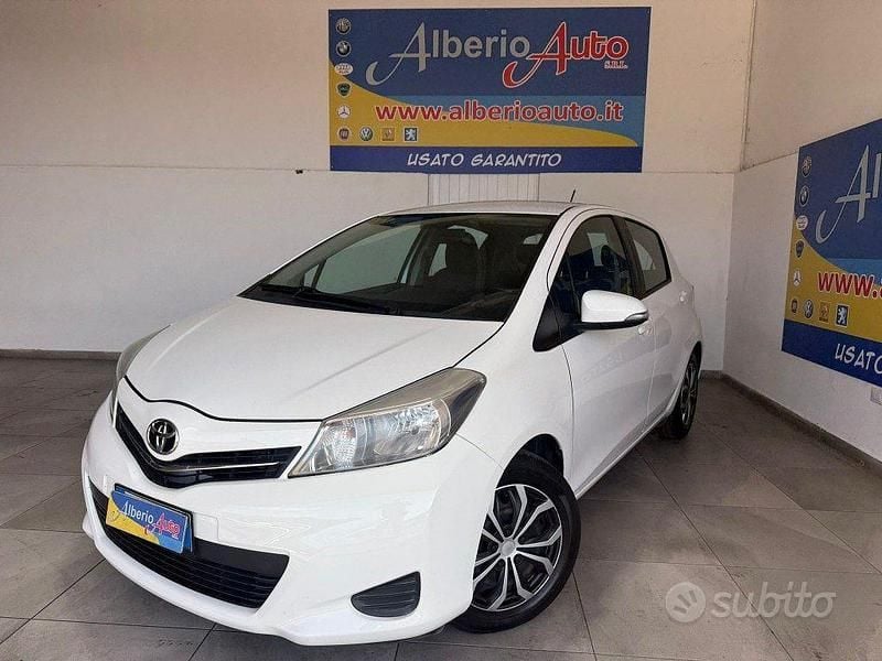 Usata Toyota Yaris Lounge 69 CV (50 kW) 2012 Bianco Berlina
