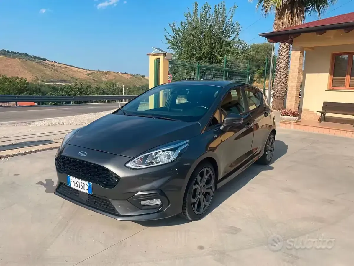 Usata Ford Fiesta ST-Line 85 CV (62 kW) 2017 Grigio Utilitaria
