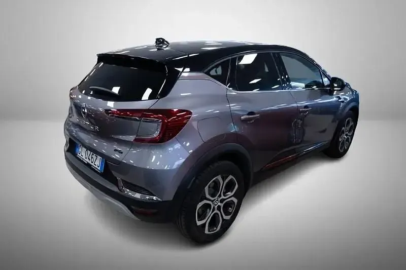Usata Renault Captur Techno 160 CV (117 kW) 2022 Grigio SUV