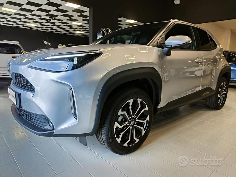 Nuova Toyota Yaris Cross 130 CV (95 kW) 2025 Grigio scuro SUV