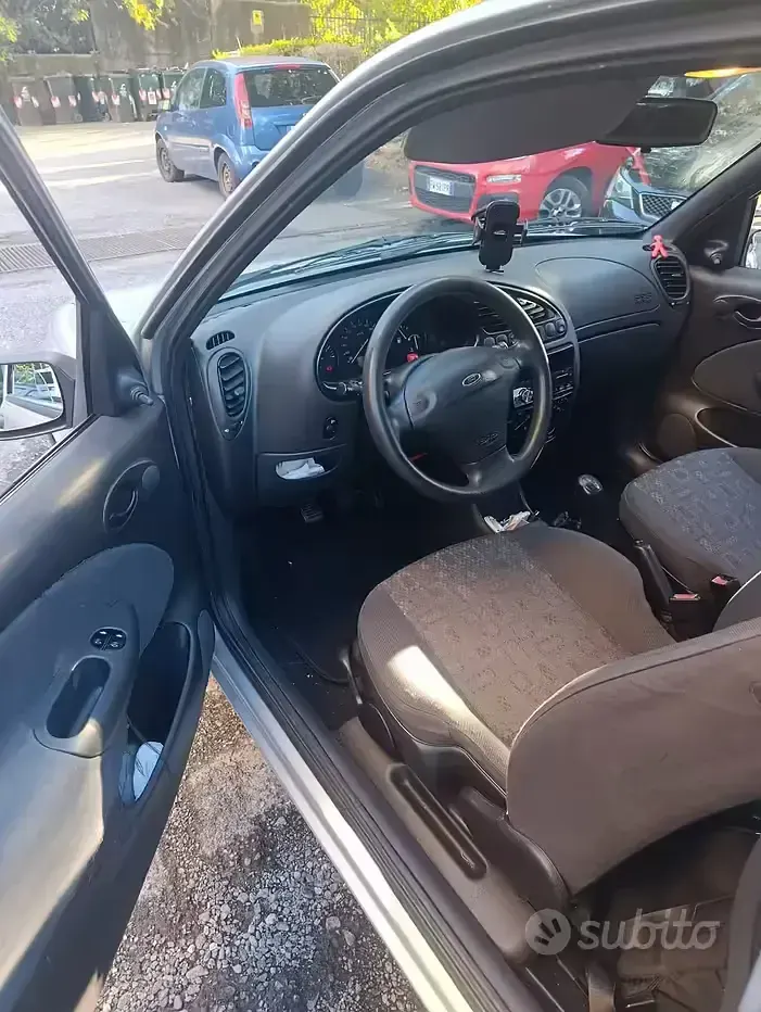 Usata Ford Fiesta 75 CV (55 kW) 2002 Grigio Utilitaria
