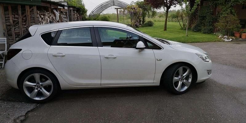 Käytetty Opel Astra Elegance 101 HP (74 kW) 2011