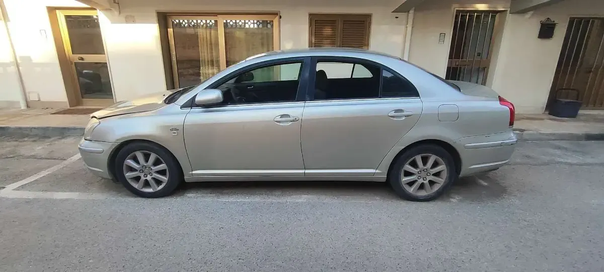 Usata Toyota Avensis 116 CV (85 kW) 2004 Grigio Berlina