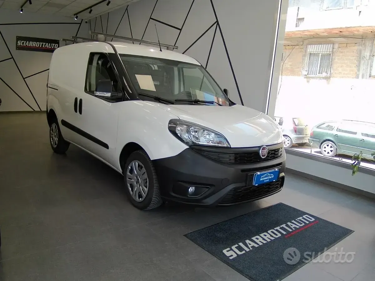 Usata Fiat Doblò Lounge 105 CV (77 kW) 2021 Bianco Monovolume