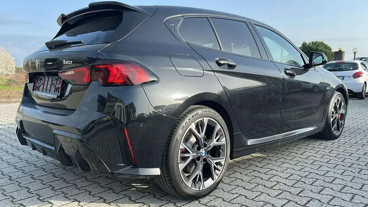 Usata BMW 120 M Sport 170 CV (125 kW) 2025 Nero zaffiro Utilitaria